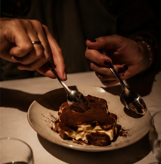 Zwei Gäste teilen ein Tiramisu