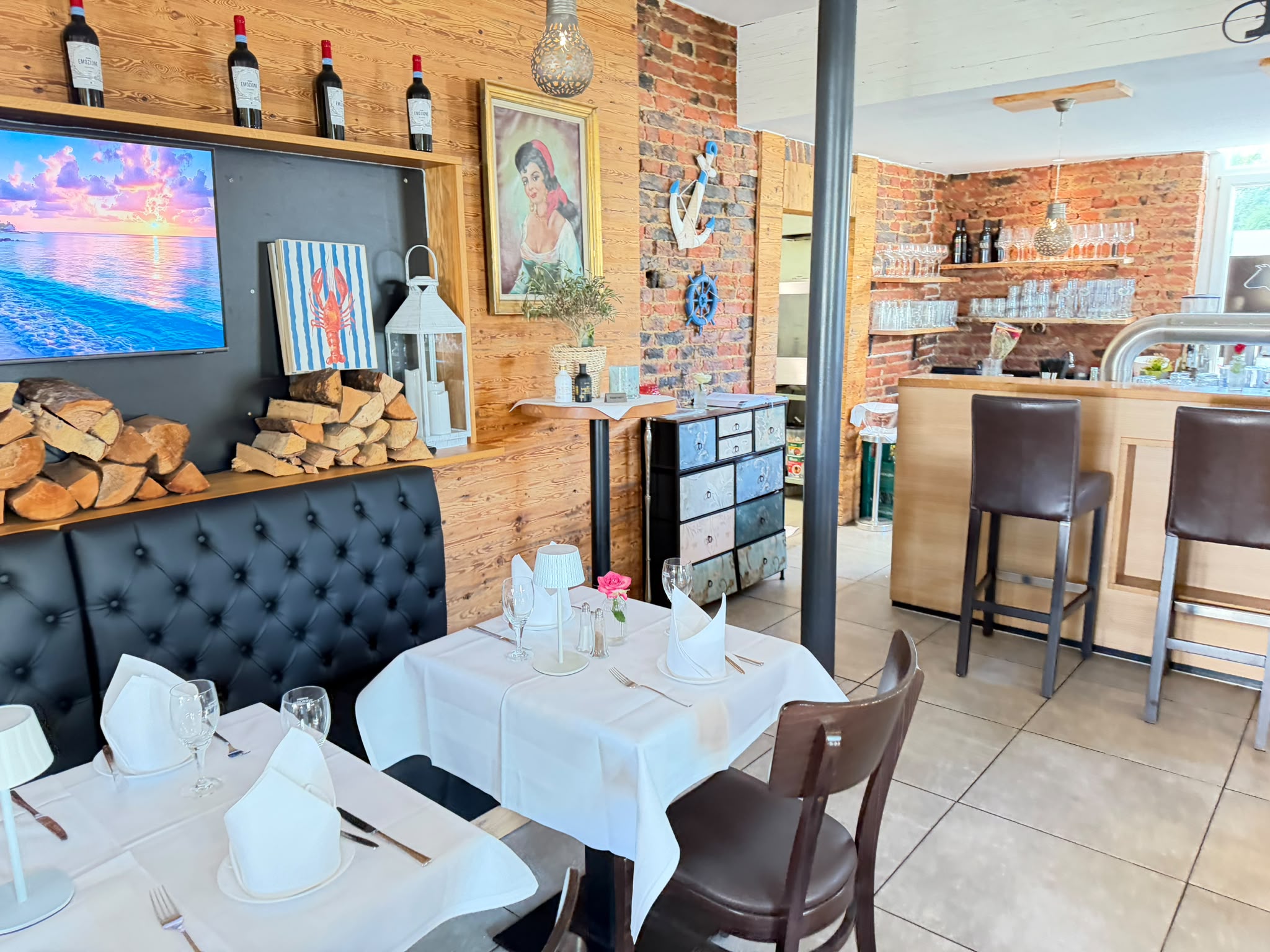 Bar und Lounge-Bereich des Villa Paul mit Backsteinwand