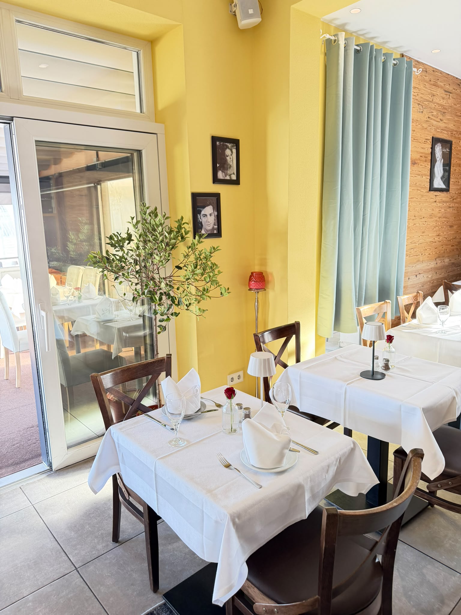 Eingedeckter Tisch am Fenster im Villa Paul