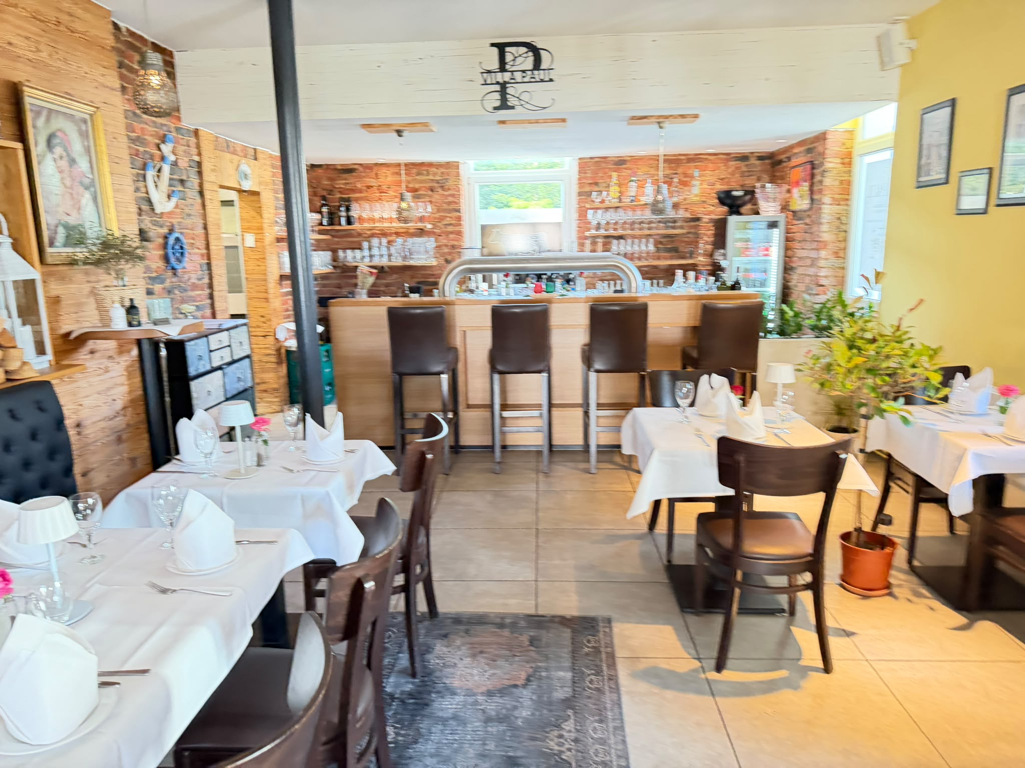 Gastraum des Villa Paul mit Bar in Bad Soden am Taunus