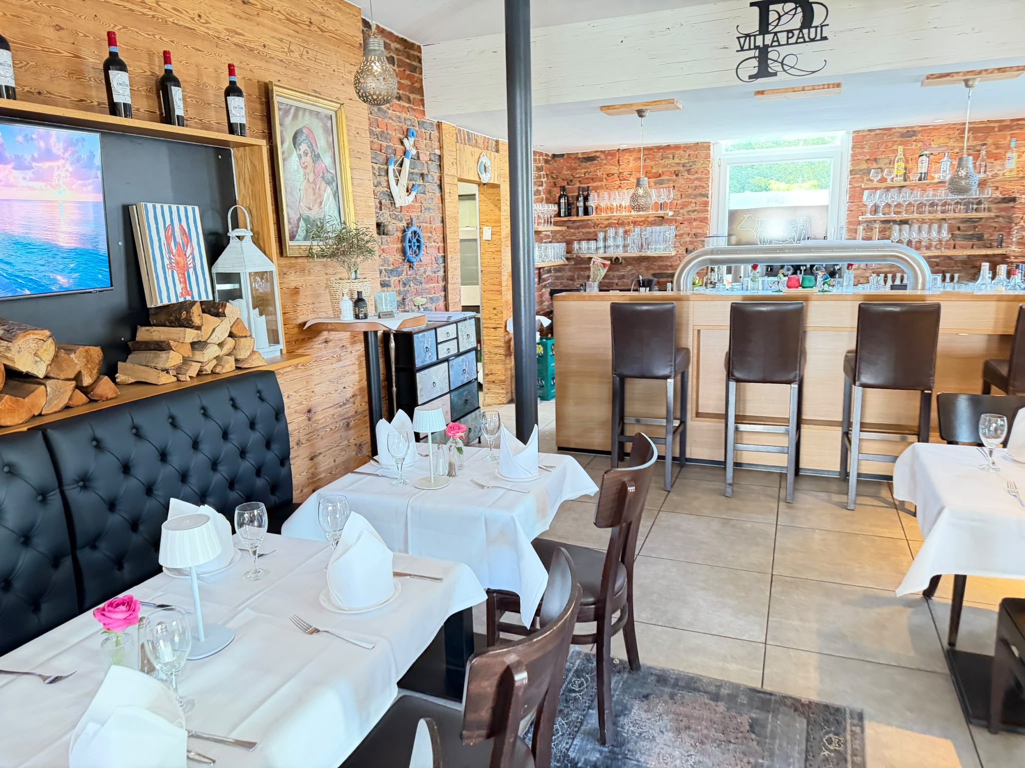 Gastraum des Villa Paul mit Bar und mediterranem Interieur